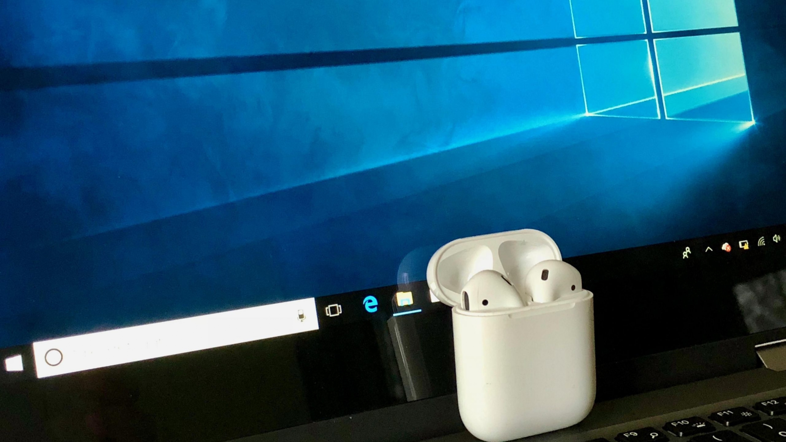 Airpods connected to a laptop